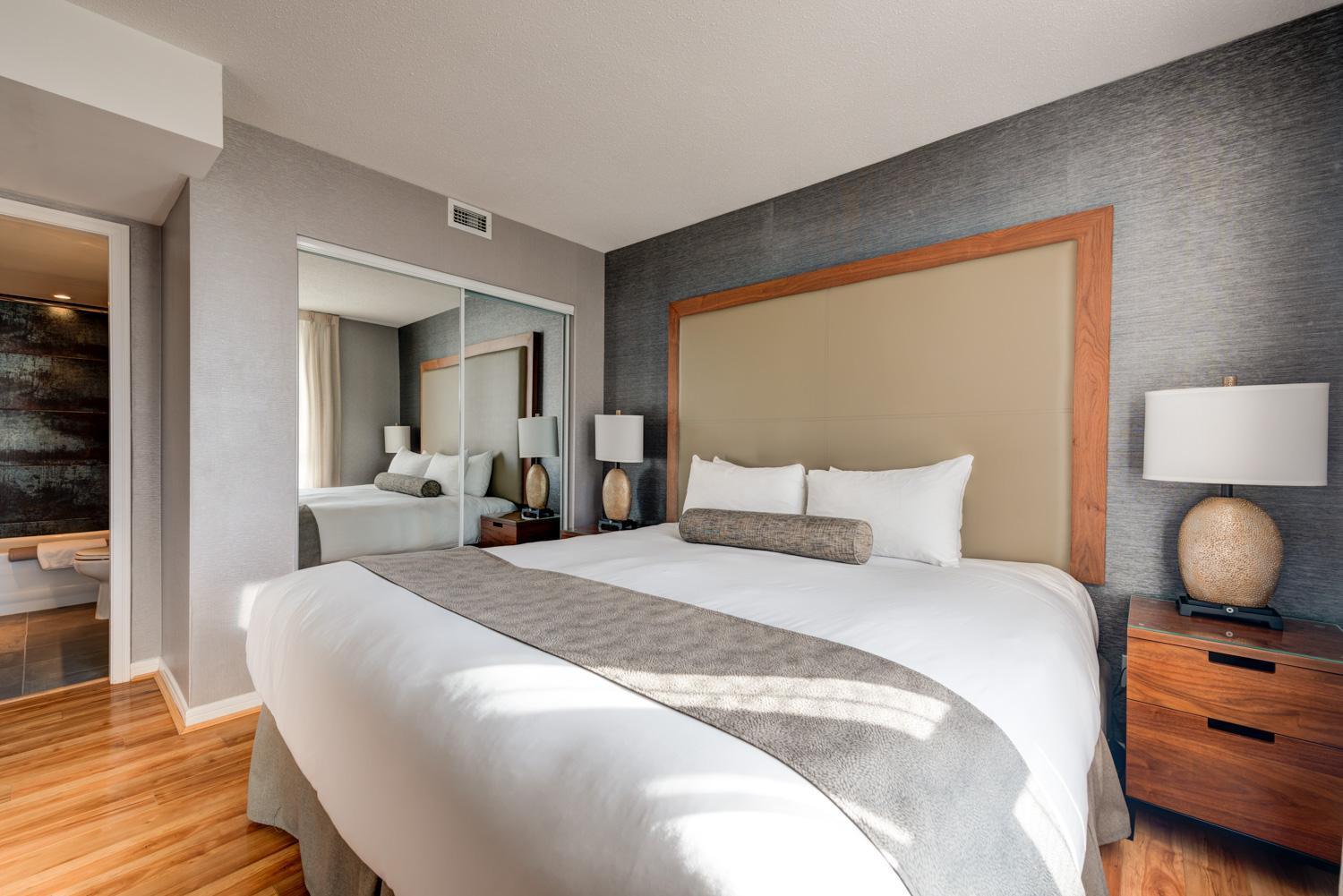 Executive Two-Bedroom Suite 1 King 1 Queen