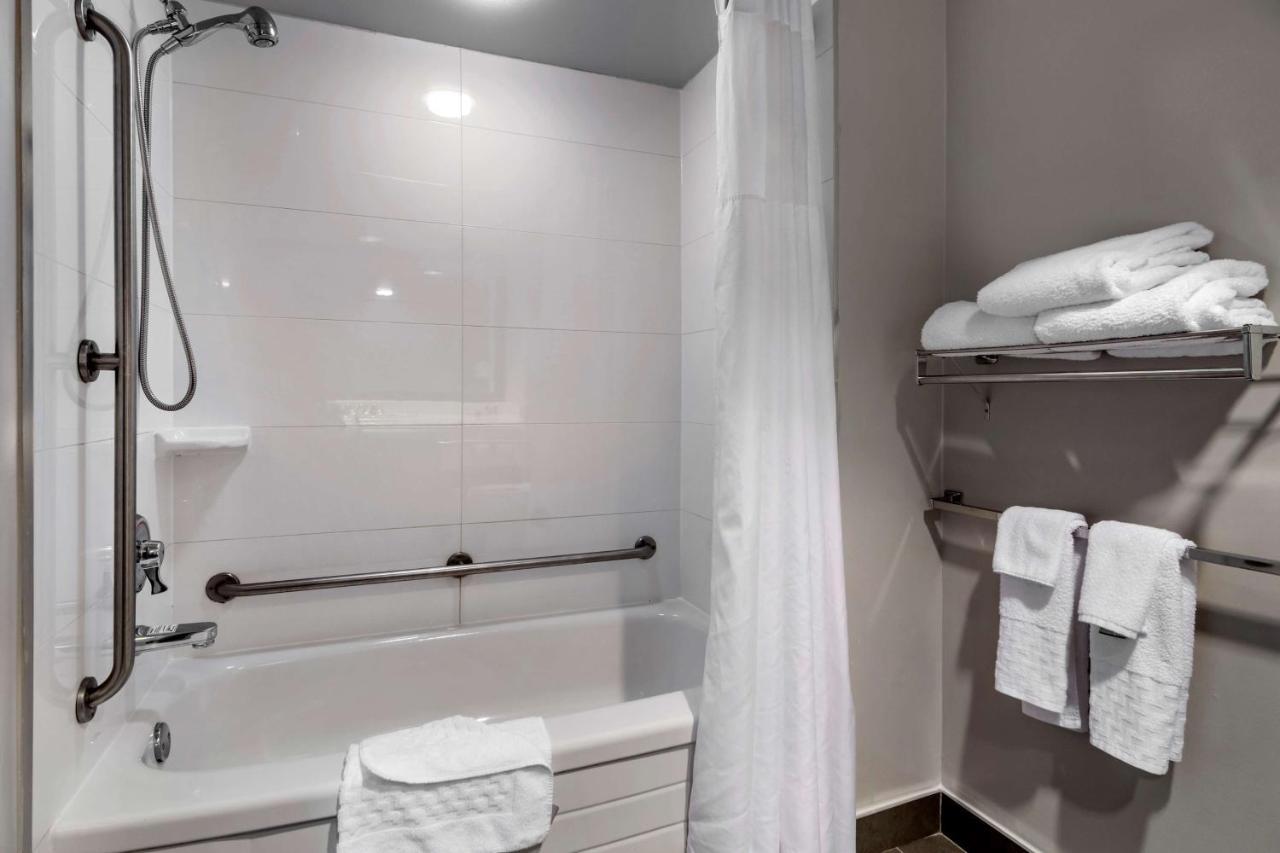 Executive King Room Bath Tub Disability Access