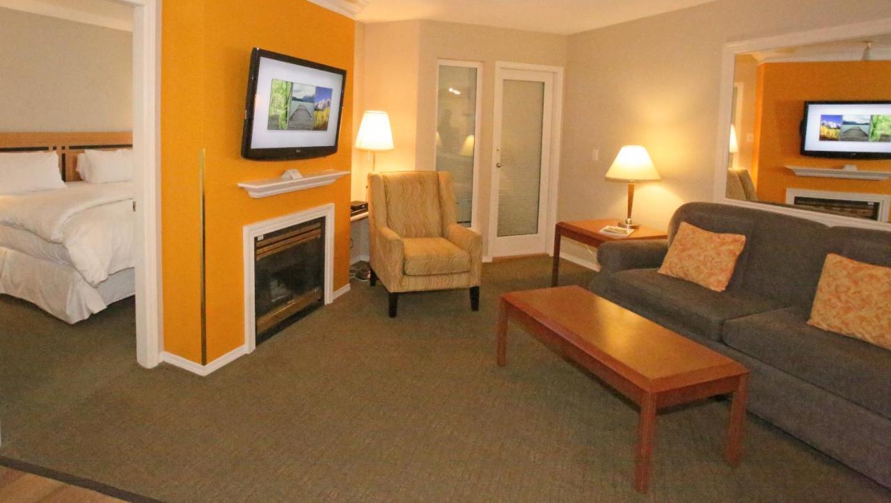 One-Bedroom Suite with Den