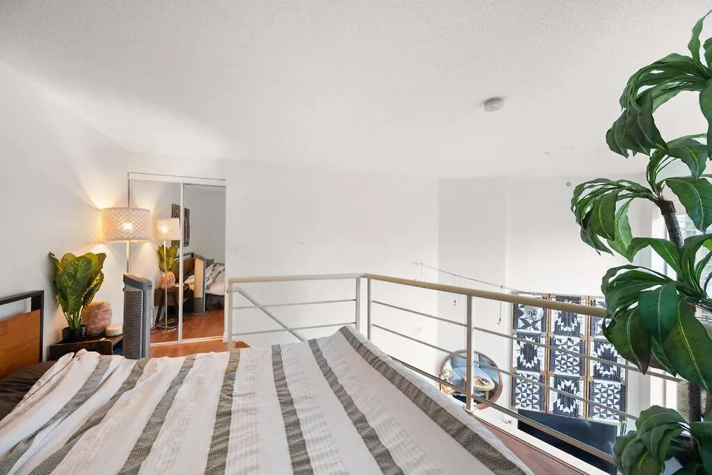 Beautiful Downtown Loft With Full Kitchen-1