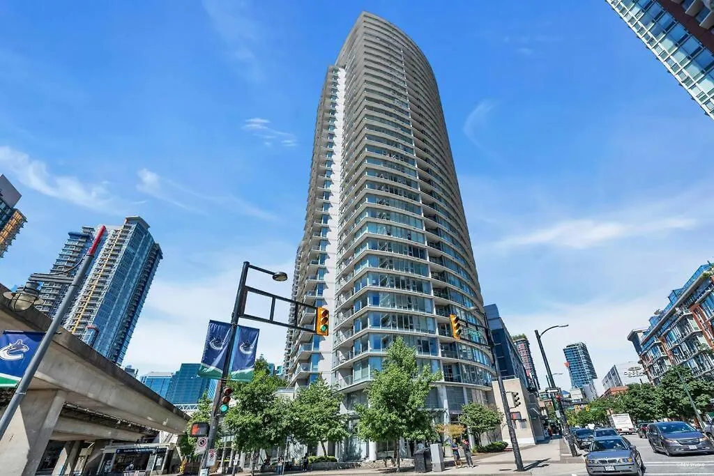 Spacious Dt 2-Bdr High-Rise With View, Pool, Gym-1
