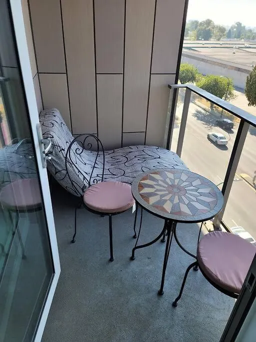 Modern 1-Bedroom Plus Den Condo With Convenient Computer Setup, And Pet-Friendly Environment, An Ideal Accommodation For Travellers-1