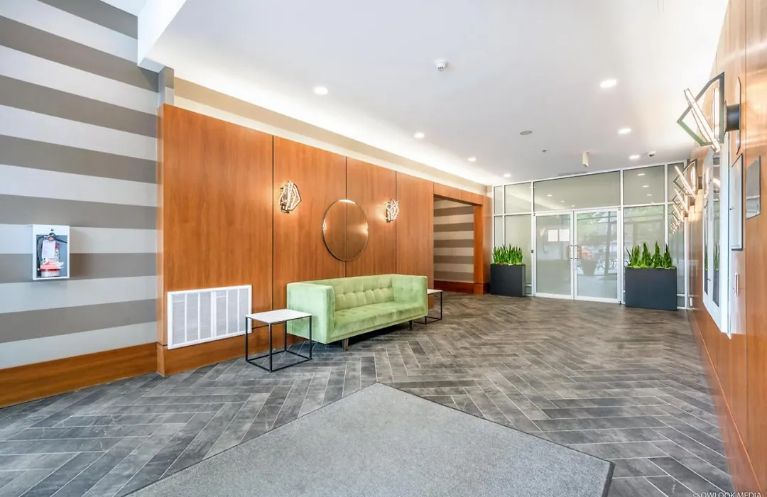 Bright 2 Bedroom Condo Downtown With Free Parking-1