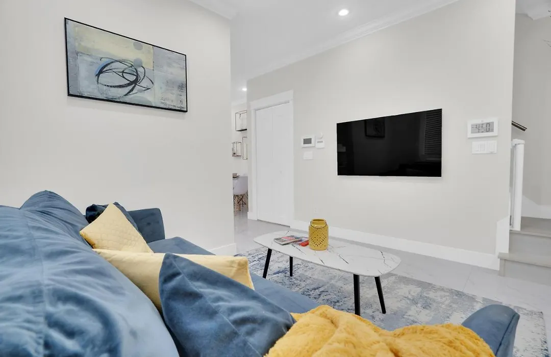 Family-Friendly, 3 Bed House - Private Backyard-Central Location-1