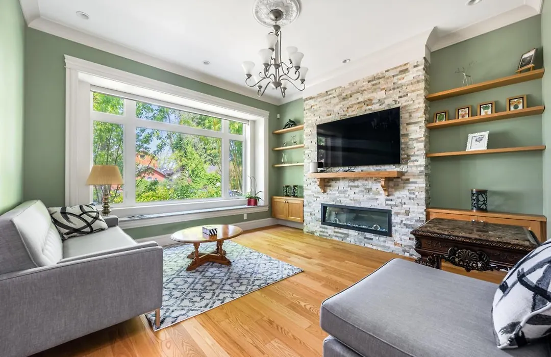 Vancouver Haven: Luxurious 5-Bedroom Retreat-1
