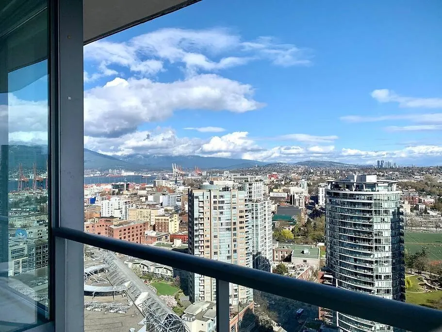 Downtown 3Br/2Ba+Views+Skytrain+Free Parking-1