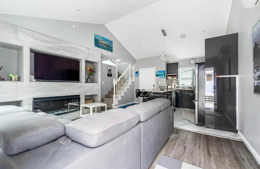 Stylish Dual Bedroom Suite In Van West-1