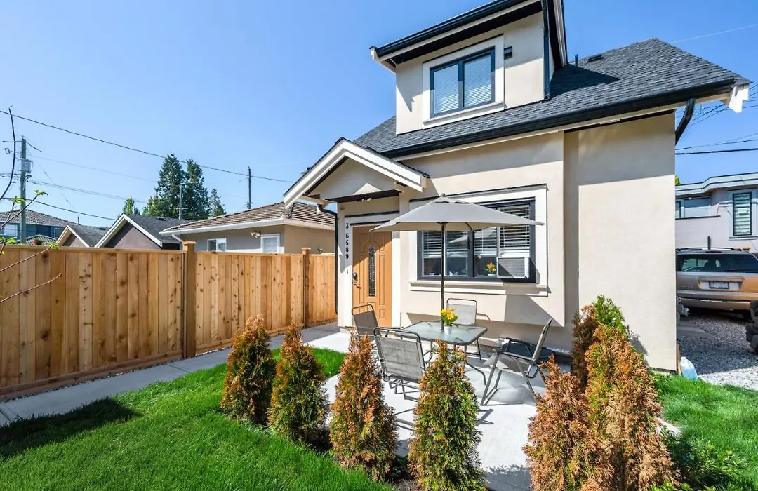Three Bedrooms New Laneway House Near Public Transit-1