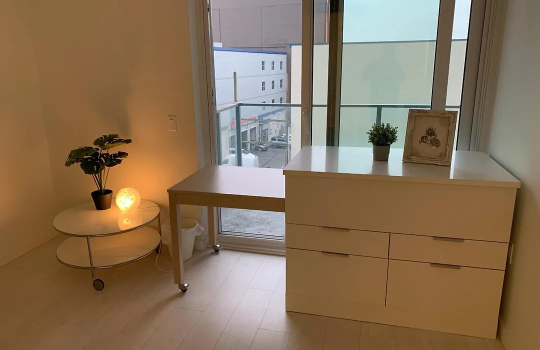 1-Bd Condo In Vancouver: Prime Location+Parking-1
