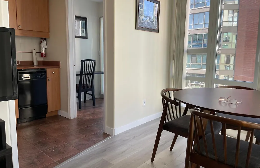 1Bd+Den Condo, With Free Parking In Downtown!-1