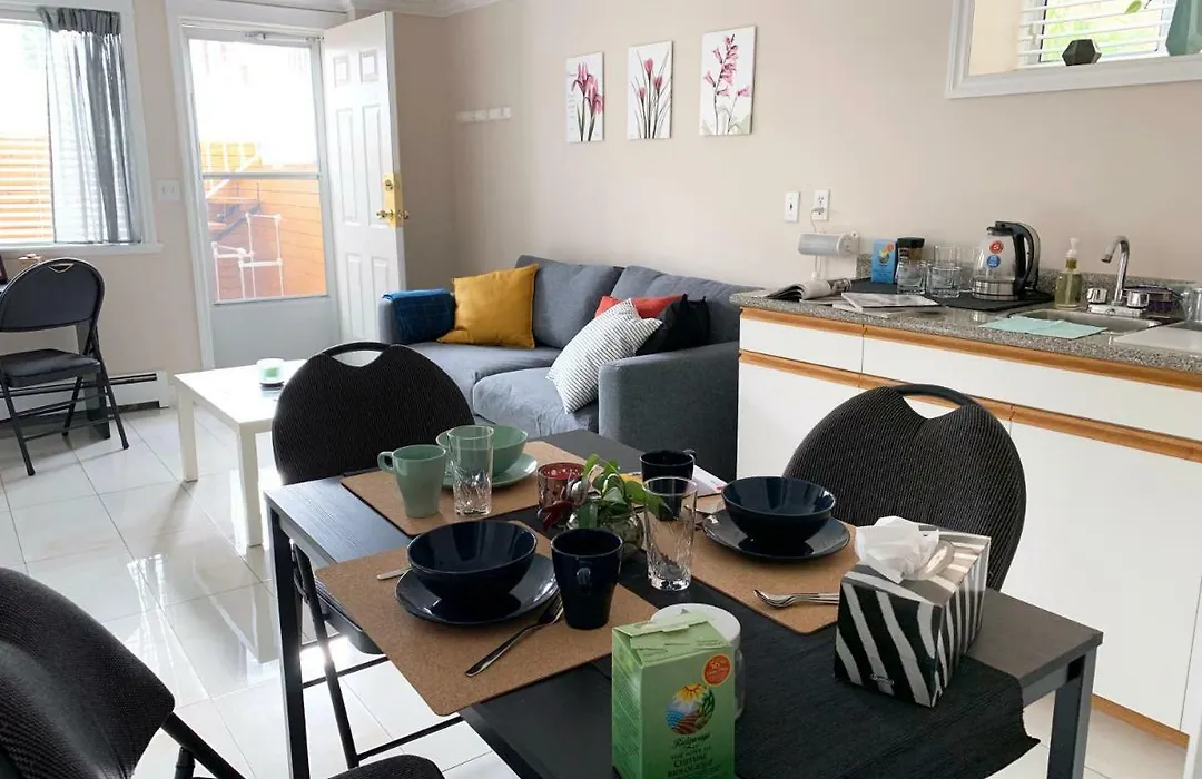 Skytrain Suite: Central Comfort Near Metro & Downtown-1