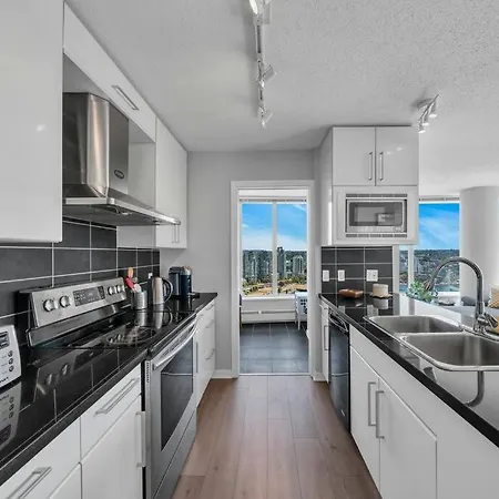 Spacious Dt 2-Bdr High-Rise With View, Pool, Gym-2