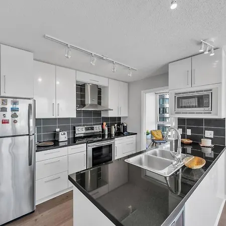 Spacious Dt 2-Bdr High-Rise With View, Pool, Gym-3