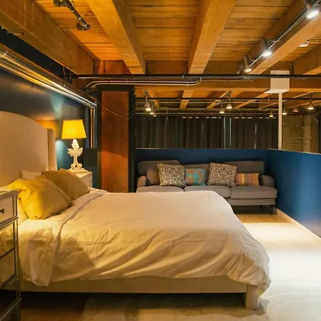 Stylish 1-Bedroom Loft In Gas Town-2