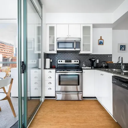 Bright 2 Bedroom Condo Downtown With Free Parking-2