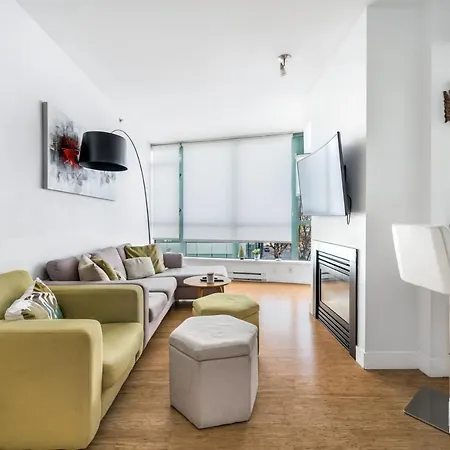 Bright 2 Bedroom Condo Downtown With Free Parking-3