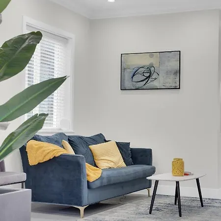 Family-Friendly, 3 Bed House - Private Backyard-Central Location-2