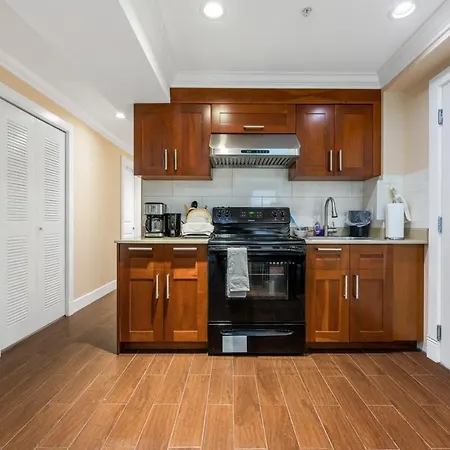 Tranquil Unit In Vancouver'S Vibrant Neighborhood-3