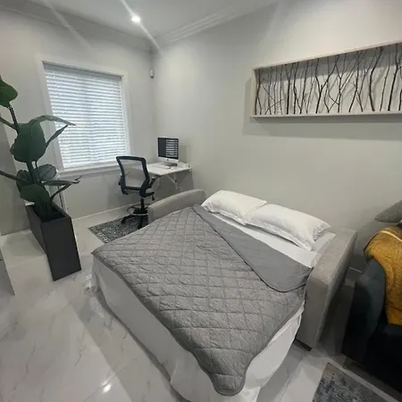 Family-Friendly, 3 Bed House - Private Backyard-Central Location-3