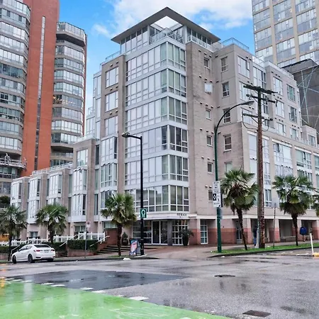 1Bd+Den Condo, With Free Parking In Downtown!-2