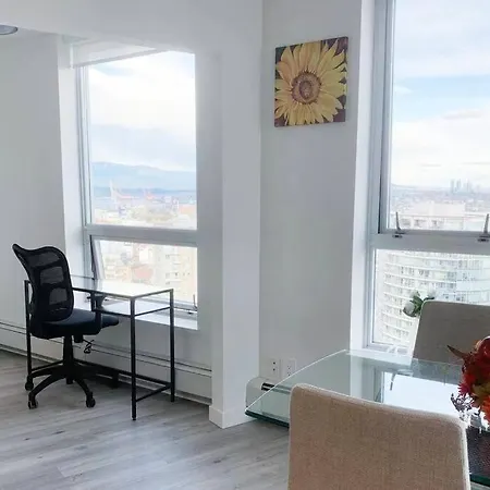 Downtown 3Br/2Ba+Views+Skytrain+Free Parking-3