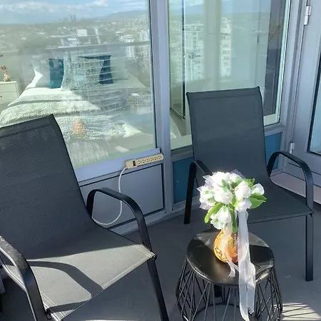 Downtown 3Br/2Ba+Views+Skytrain+Free Parking-2