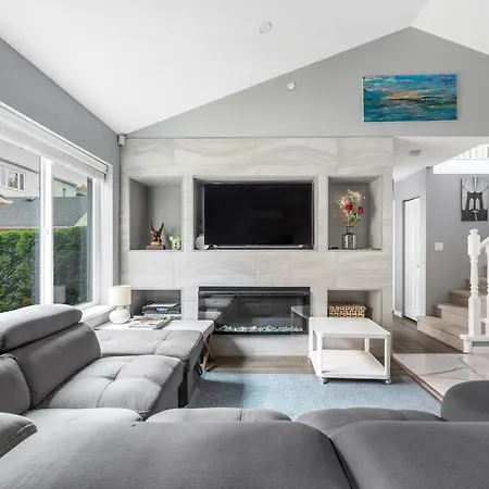 Stylish Dual Bedroom Suite In Van West-3