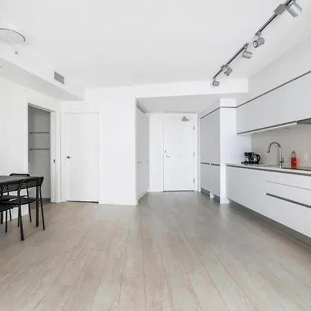 1-Bd Condo In Vancouver: Prime Location+Parking-2