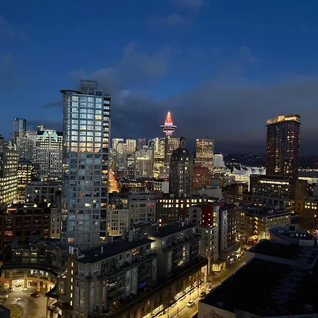 3-Bedrooms Premium Apartemnt With Stunning 180 Water, Mountain And City View Pool Hot Tub And Gym Heart Of Downtown Skytrain 3Mins Walk To Fifa Stadium-2