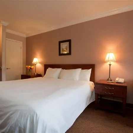 Travelodge By Wyndham Vancouver Lions Gate-3