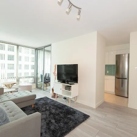 Chic 2-Bedroom In Central Downtown With Stunning Water Views-3